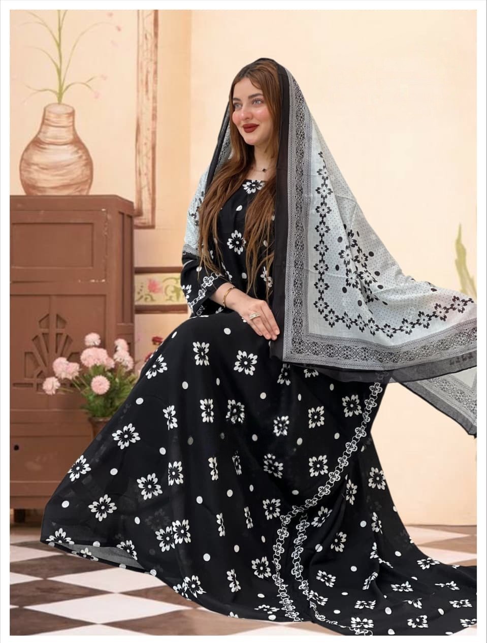 ثوب أسود اللون مصنوع من القطن بتصميم جميل مطبوع عليه شيلة متناسقة مخيطة على الطراز الظفاري ومتوفر أيضًا بدون خياطة والجلابية