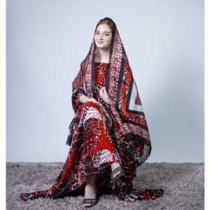 ثوب أحمر اللون مصنوع من القطن بتصميم جميل مطبوع عليه شيلة متناسقة مخيطة على الطراز الظفاري والجلابية