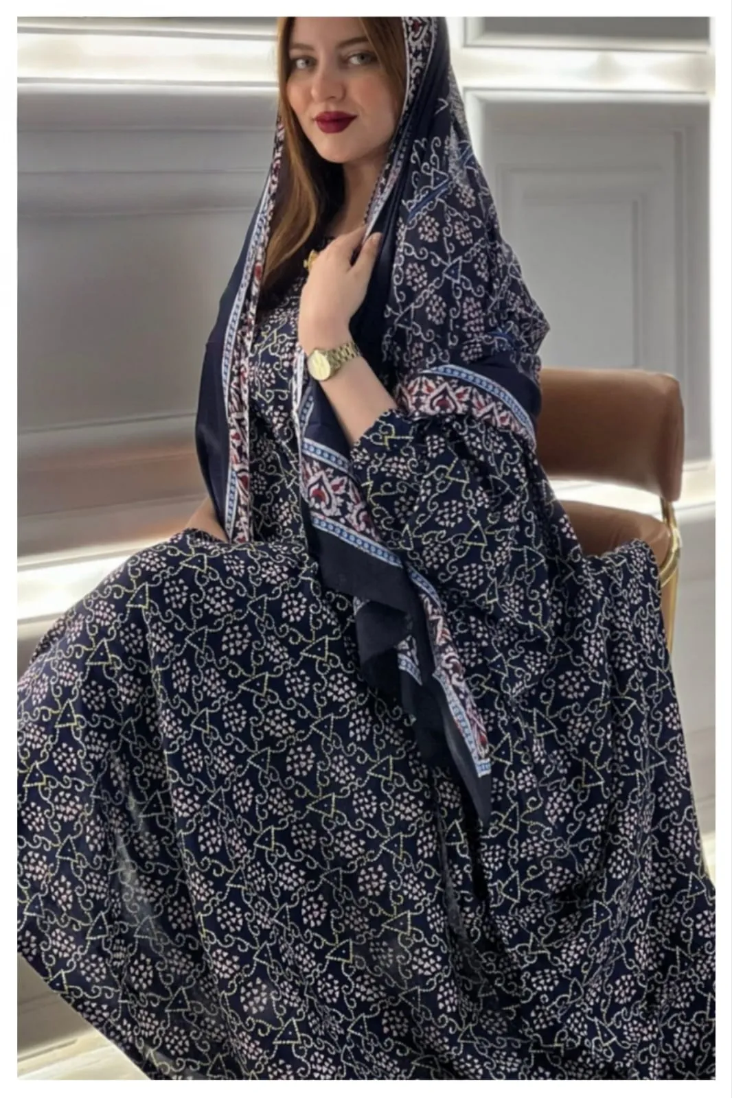 ثوب أسود اللون مصنوع من القطن بتصميم جميل مطبوع عليه شيلة مطابقة مخيطة على الطراز الظفاري والجلابية