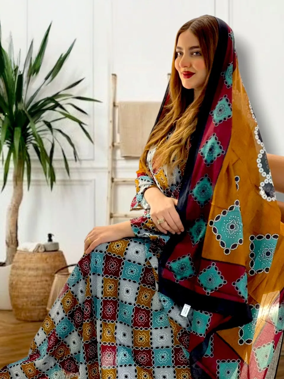 ثوب متعدد الألوان مصنوع من القطن مع تصميم زهور جميل مطبوع مع شيله مطابقة مخيطة على طراز الظفاري
