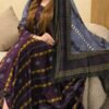 ثوب أرجواني مصنوع من القطن بتصميم جميل مطبوع، مزود بشيلة مطابقة مخيط على الطراز الظفاري والجلابية