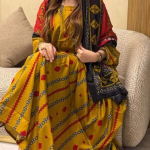 ثوب أصفر مصنوع من القطن بتصميم جميل مطبوع، مزود بشيلة مطابقة مخيط على الطراز الظفاري والجلابية