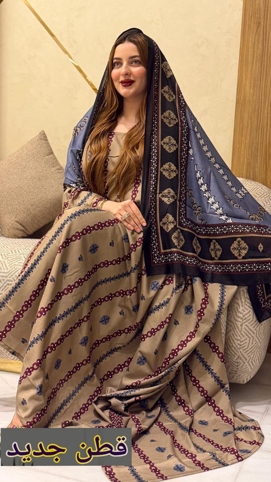 ثوب بيج مصنوع من القطن بتصميم جميل مطبوع، مزود بشيلة مطابقة مخيط على الطراز الظفاري