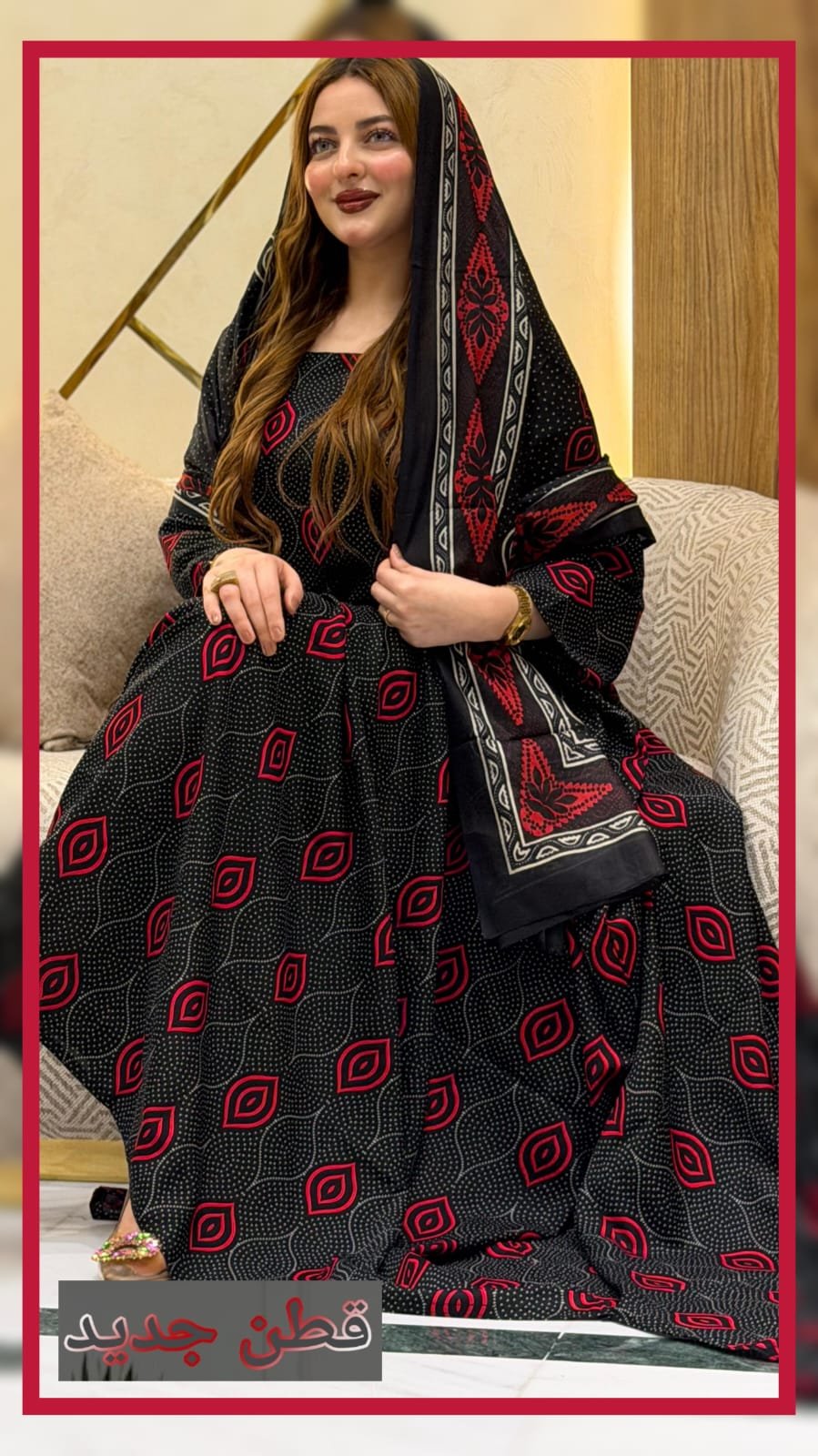 ثوب أسود اللون مصنوع من القطن بتصميم جميل مطبوع، مزود بشيلة مطابقة مخيط على الطراز الظفاري