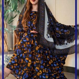 ثوب أسود مصنوع من القطن بتصميم جميل مطبوع، مزود بشيلة مطابقة مخيطة على الطراز الظفاري والجلبية