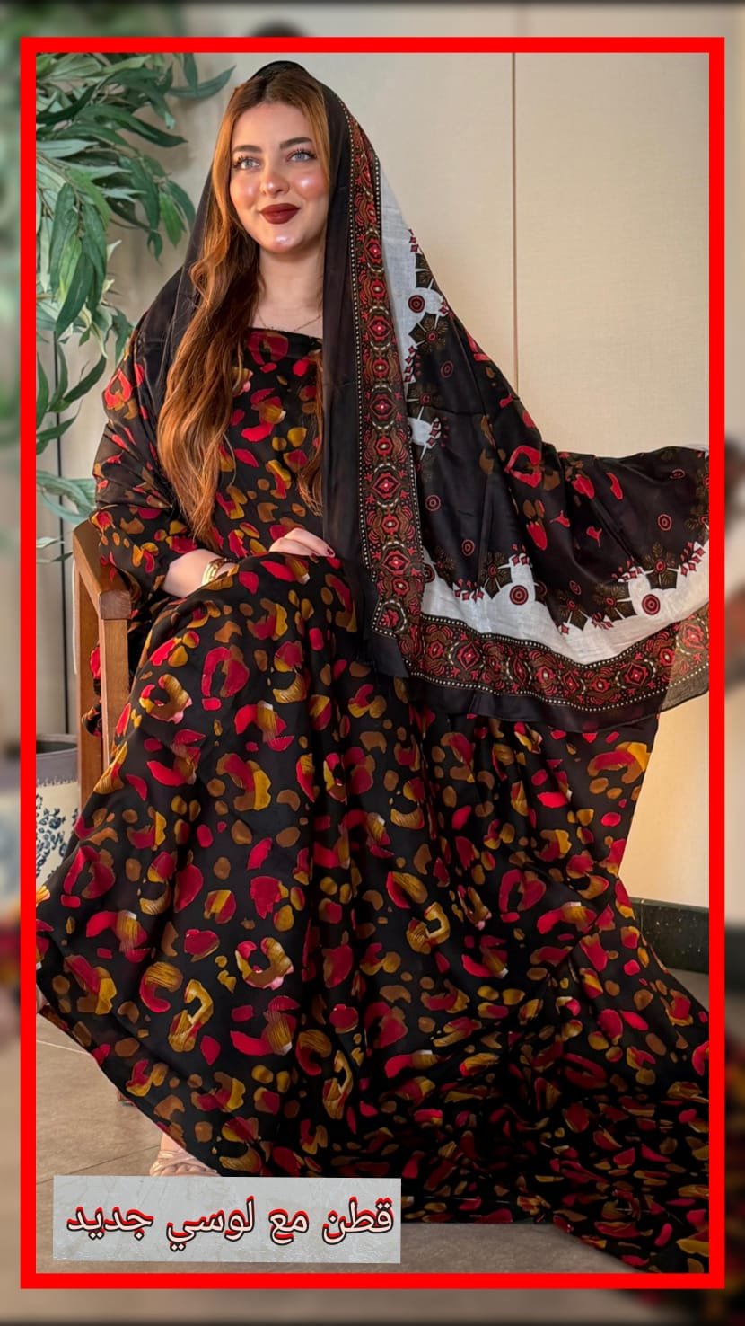 ثوب أسود مصنوع من القطن بتصميم جميل مطبوع، مزود بشيلة مطابقة مخيطة على الطراز الظفاري والجلبية