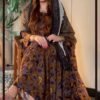 ثوب بني مصنوع من القطن بتصميم جميل مطبوع، مزود بشيلة مطابقة مخيطة على الطراز الظفاري والجلبية