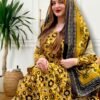 ثوب أصفر مصنوع من القطن، مزين بنقشة زهور جميلة، مع شيلة مطابقة مخيطة على الطراز الظفاري والجلابية